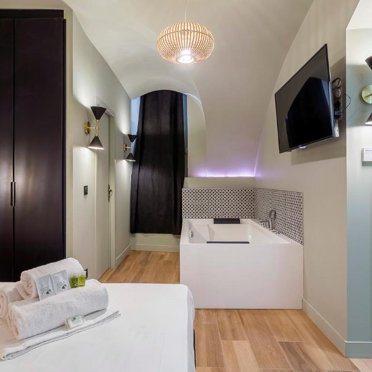 Suite Romantique Balnéo Centre Lyon - Double Room with Spa Bath - 3