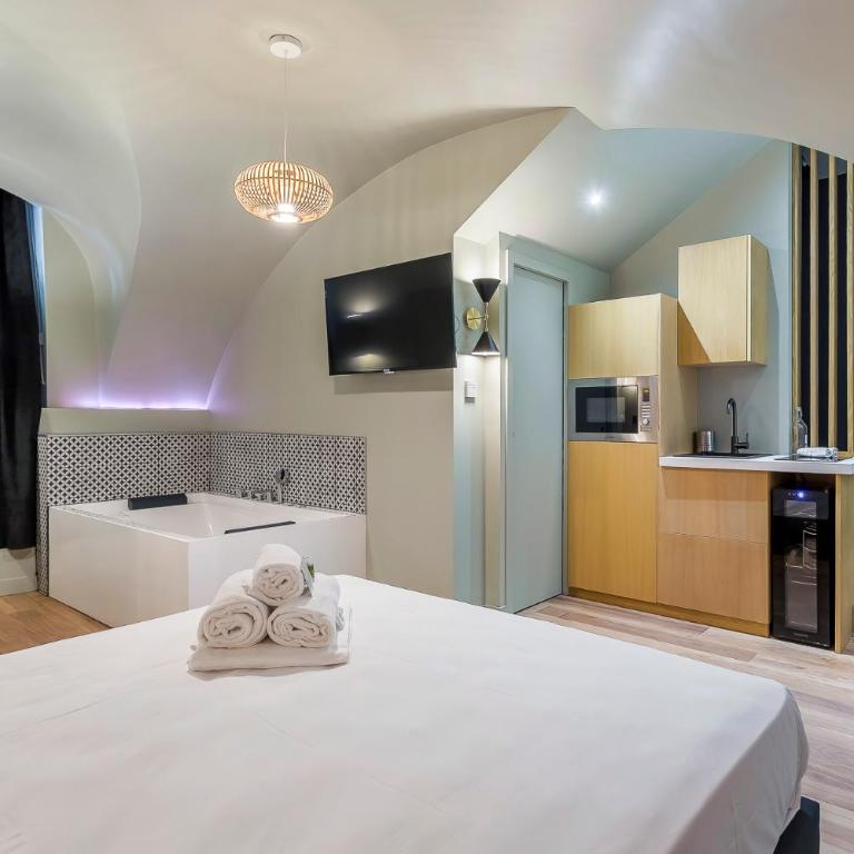 Suite Romantique Balnéo Centre Lyon - Double Room with Spa Bath - 1