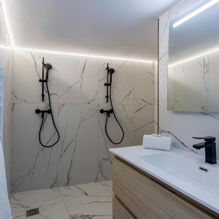 Suite Romantique Balnéo Centre Lyon - Double Room with Spa Bath - 8
