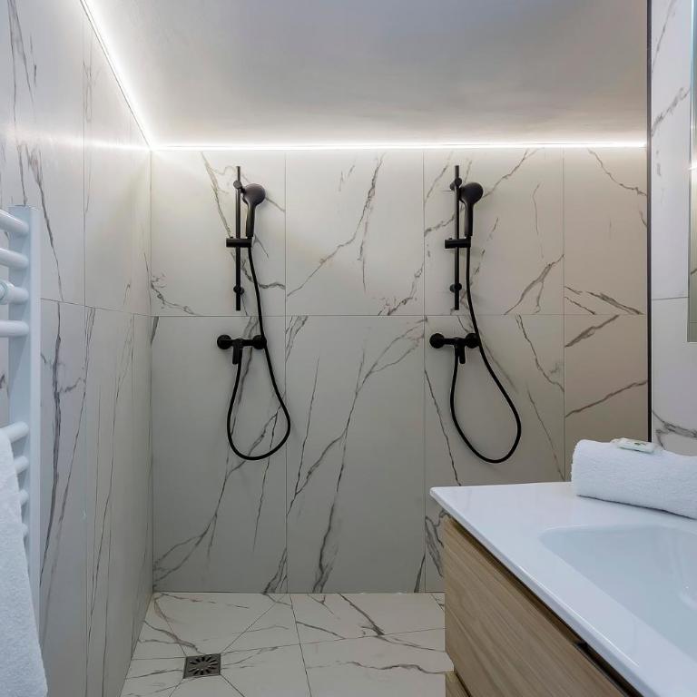 Suite Romantique Balnéo Centre Lyon - Double Room with Spa Bath - 4
