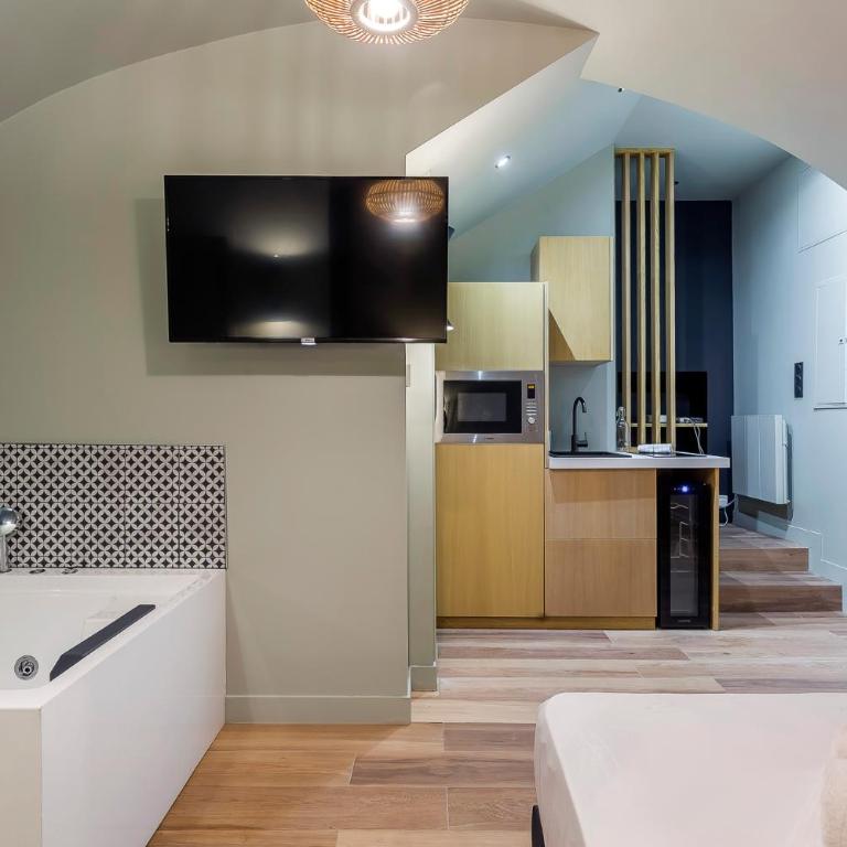 Suite Romantique Balnéo Centre Lyon - Double Room with Spa Bath - 10