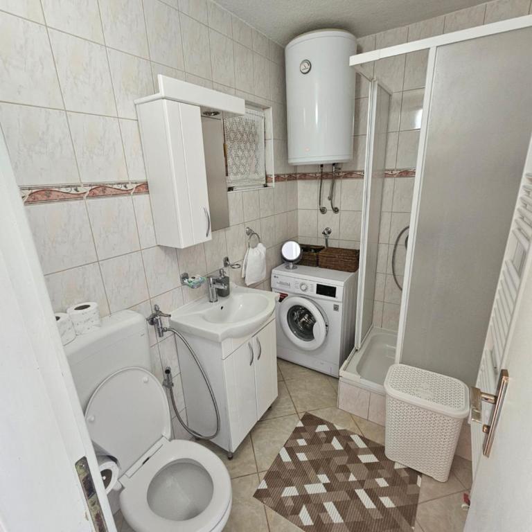 Holiday House Bella - Three-Bedroom House - 9