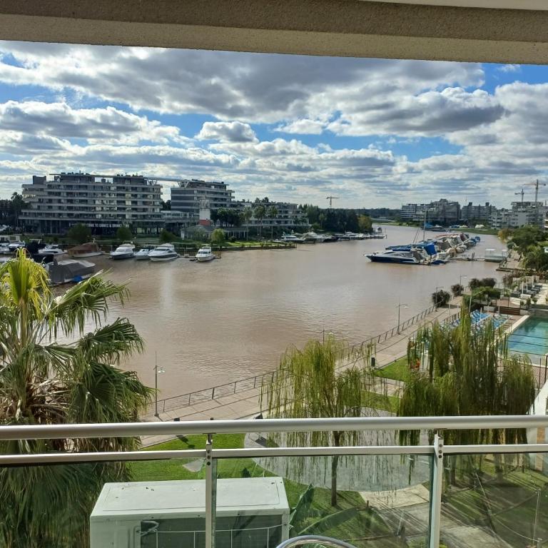 Apart , DEPARTAMENTO CONDOMINIO BAHIA GRANDE NORDELTA CON BALCÓN Y VISTA A LA Bahia - Apartamento con vistas al mar - 90