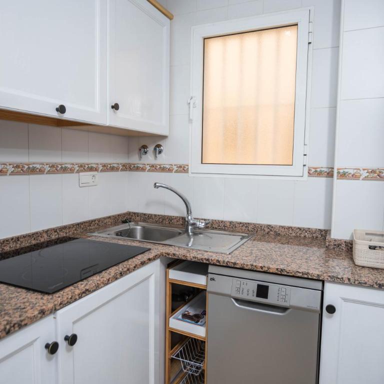 Estilo y Confort en Torrevieja - Apartamento de 2 dormitorios con balcón - 2