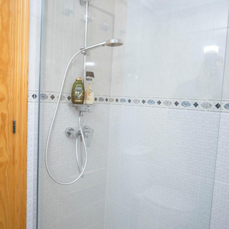 Estilo y Confort en Torrevieja - Apartamento de 2 dormitorios con balcón - 3
