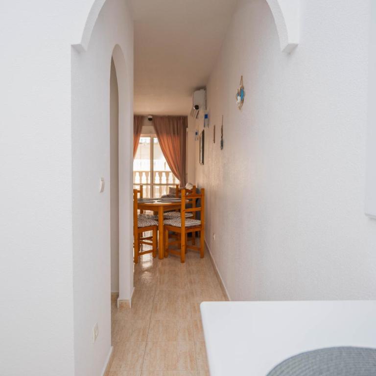 Estilo y Confort en Torrevieja - Apartamento de 2 dormitorios con balcón - 4