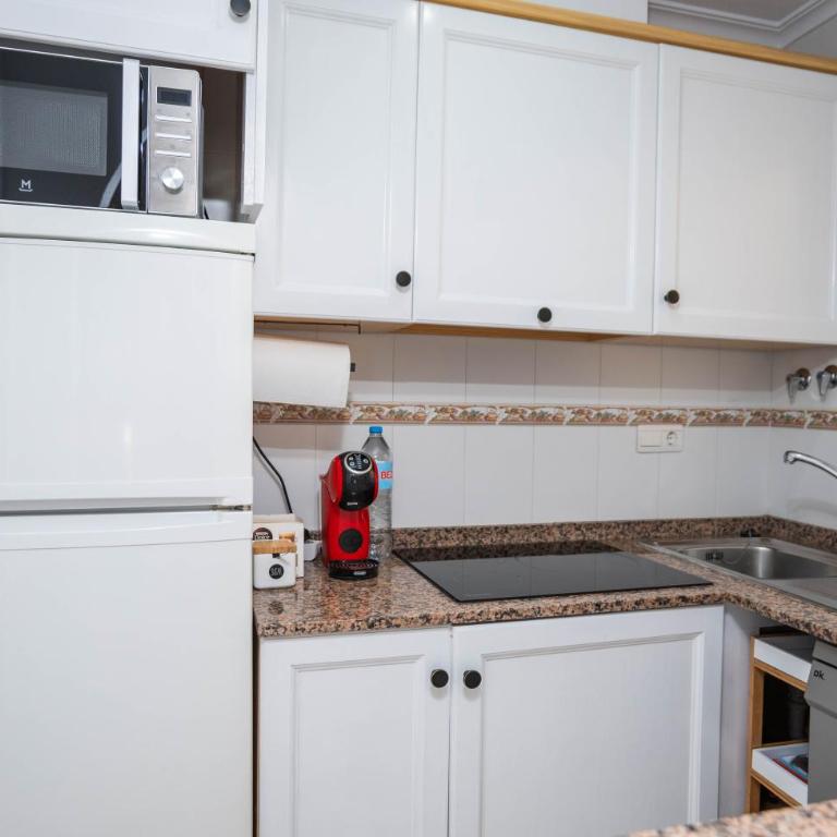 Estilo y Confort en Torrevieja - Apartamento de 2 dormitorios con balcón - 13
