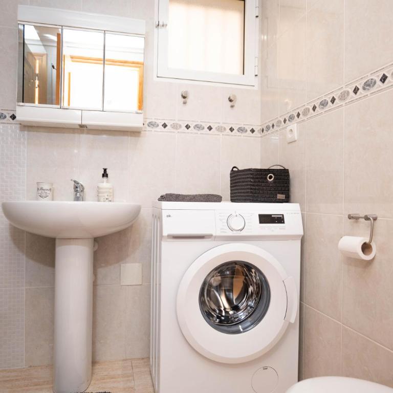 Estilo y Confort en Torrevieja - Apartamento de 2 dormitorios con balcón - 14