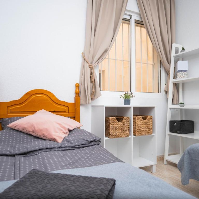 Estilo y Confort en Torrevieja - Apartamento de 2 dormitorios con balcón - 16