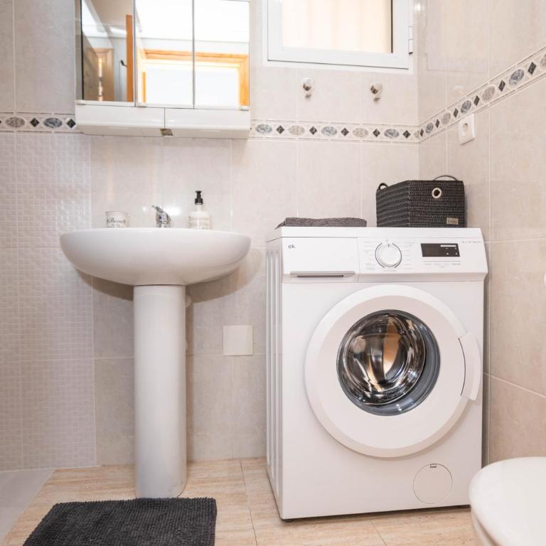 Estilo y Confort en Torrevieja - Apartamento de 2 dormitorios con balcón - 22