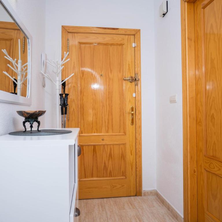 Estilo y Confort en Torrevieja - Apartamento de 2 dormitorios con balcón - 24