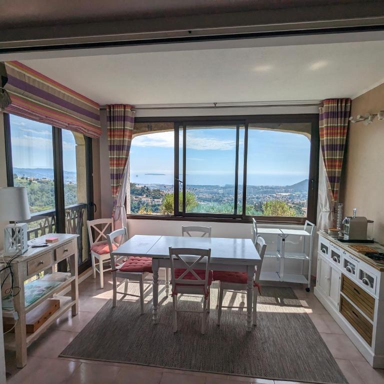 Appartement avec vue mer exceptionnelle dans résidence de standing, au calme, avec piscine - Two-Bedroom Apartment - 1