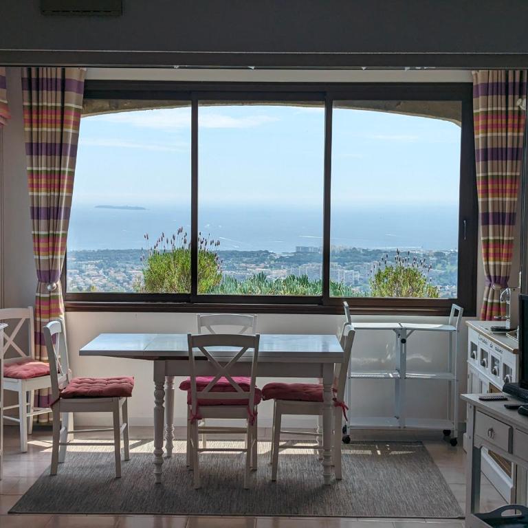 Appartement avec vue mer exceptionnelle dans résidence de standing, au calme, avec piscine - Two-Bedroom Apartment - 9