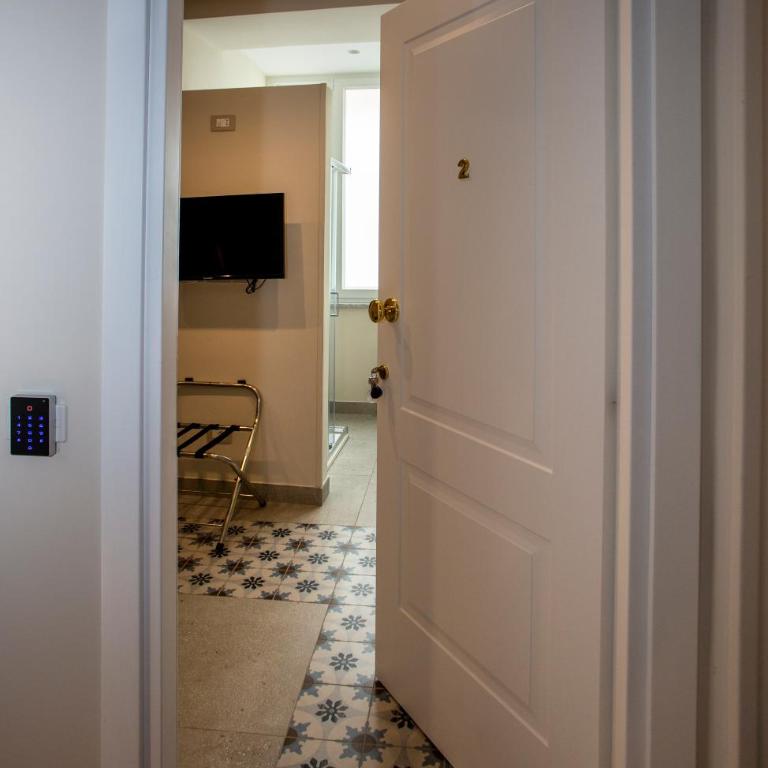Xenia Neapolis - Camera Matrimoniale con Bagno Privato - 1