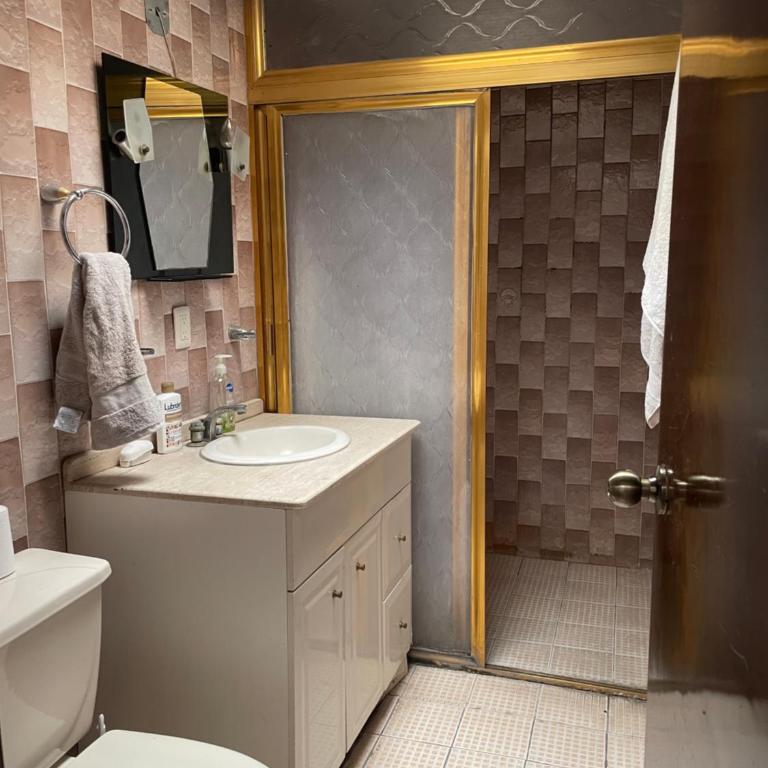 Habitación con baño compartido - Standard Queen Room - 9