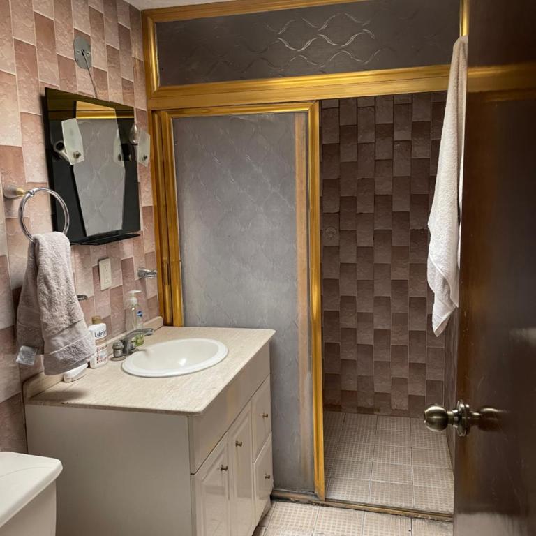 Habitación con baño compartido - Standard Queen Room - 13