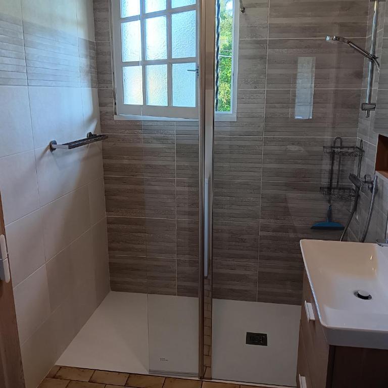 Maison spacieuse avec jardin, proche commerces et plage, 6 couchages, parking privatif - FR-1-239-902 - Maison 3 Chambres - 17