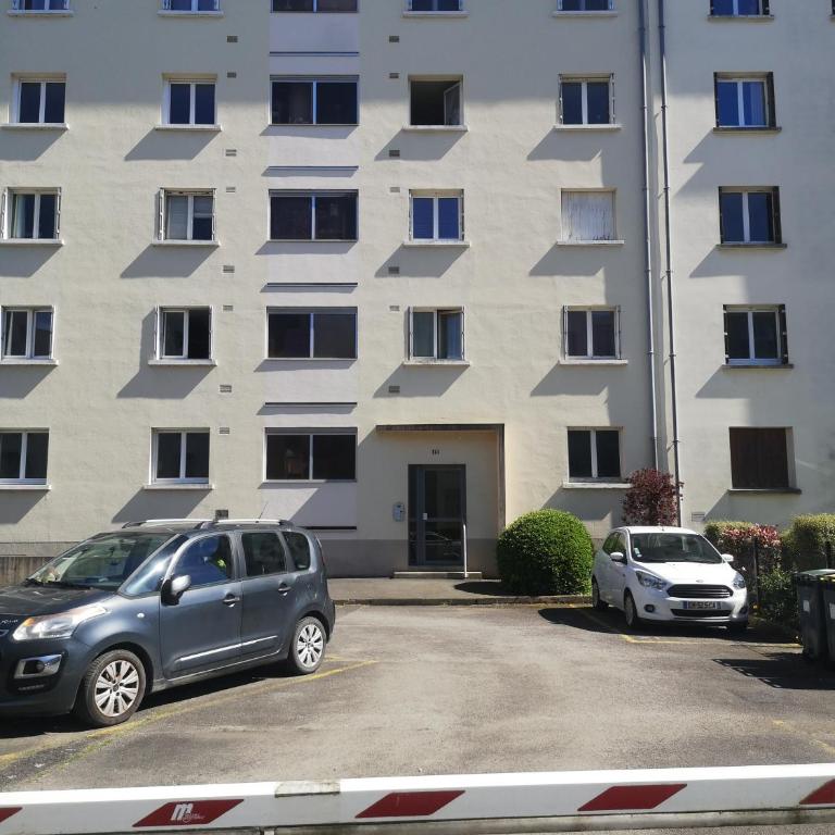 Terrasse, vue sur jardin arboré et place de parking - Studio - 12