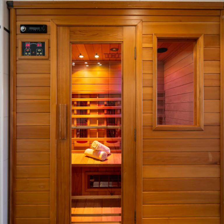 VISIMO Apartments Flims with private Sauna - Deluxe Apartment mit 2 Schlafzimmern - 3