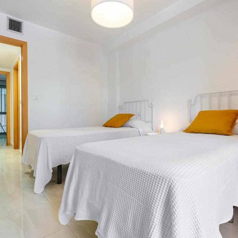 Hauzify I Apartament Mestral - Two-Bedroom Apartment with Terrace - 13