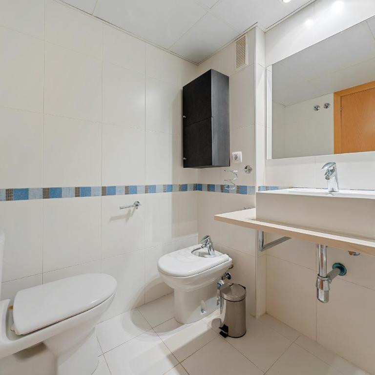 Hauzify I Apartament Mestral - Two-Bedroom Apartment with Terrace - 14