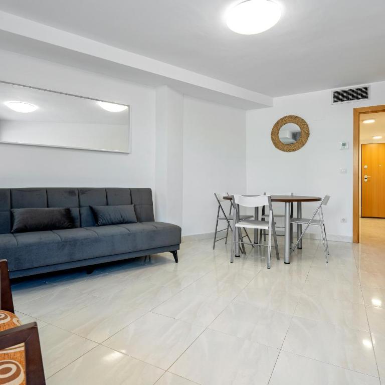 Hauzify I Apartament Mestral - Two-Bedroom Apartment with Terrace - 7