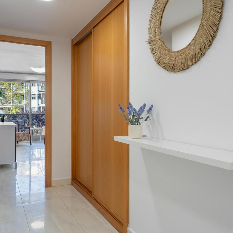 Hauzify I Apartament Mestral - Two-Bedroom Apartment with Terrace - 16