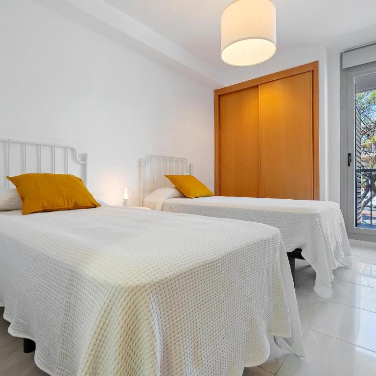 Hauzify I Apartament Mestral - Two-Bedroom Apartment with Terrace - 12