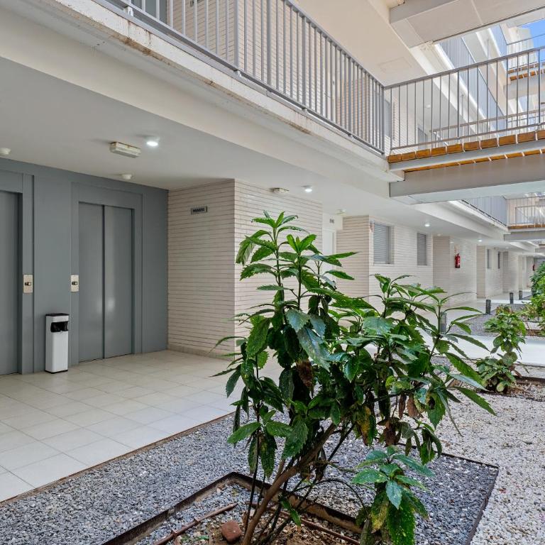 Hauzify I Apartament Mestral - Two-Bedroom Apartment with Terrace - 17
