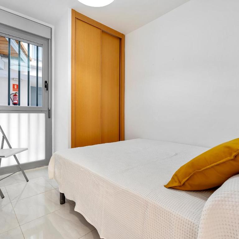 Hauzify I Apartament Mestral - Two-Bedroom Apartment with Terrace - 10
