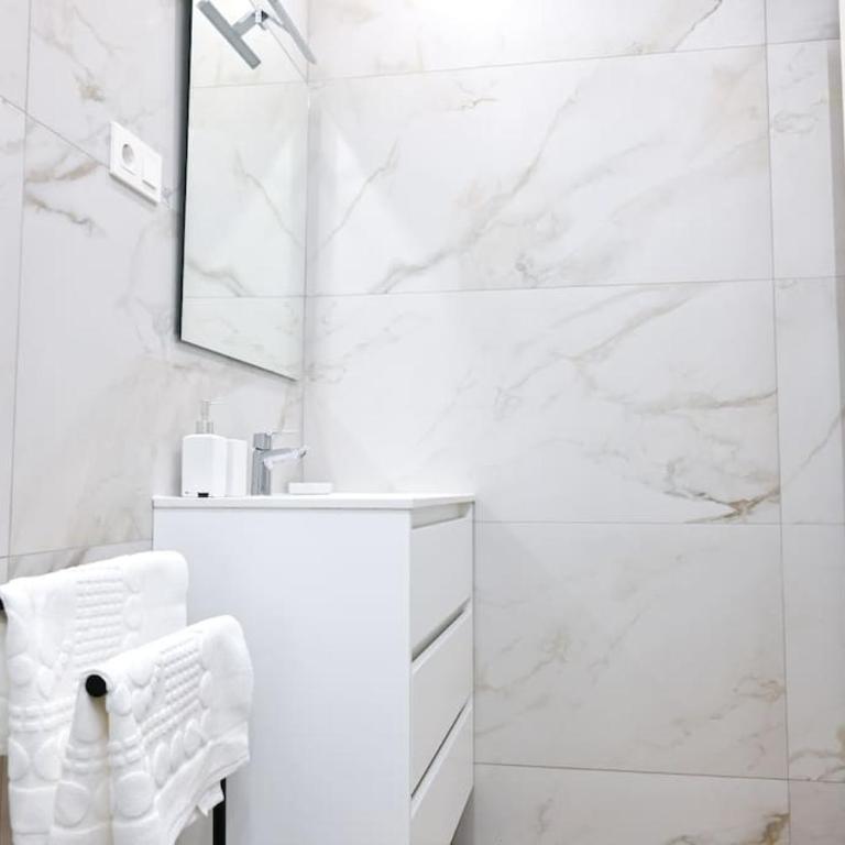 For You Rentals Céntrico y Luminoso Estudio TEMPORAL Dúplex en Madrid EST23 - One-Bedroom Apartment with Balcony - 10