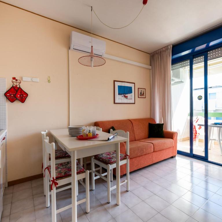 Cozy apartment with a balcony with sea side view - Apartment - 1