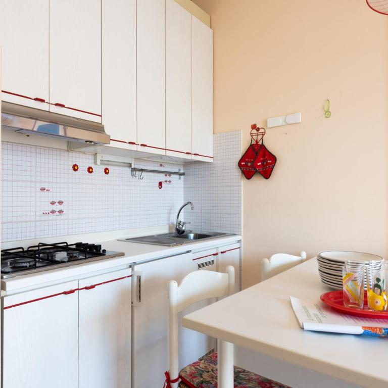 Cozy apartment with a balcony with sea side view - Apartment - 2
