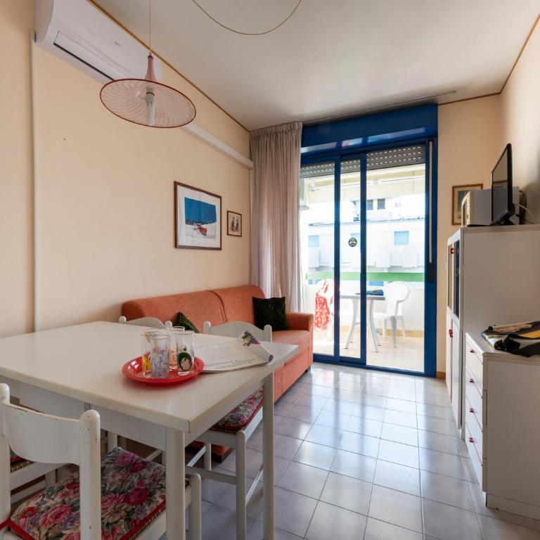 Cozy apartment with a balcony with sea side view - Apartment - 4