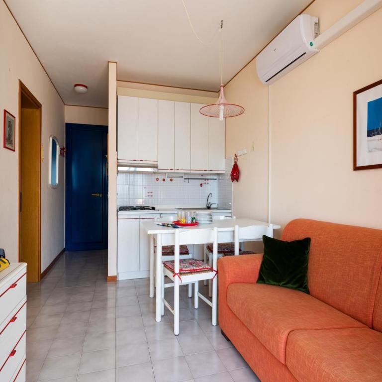 Cozy apartment with a balcony with sea side view - Apartment - 7
