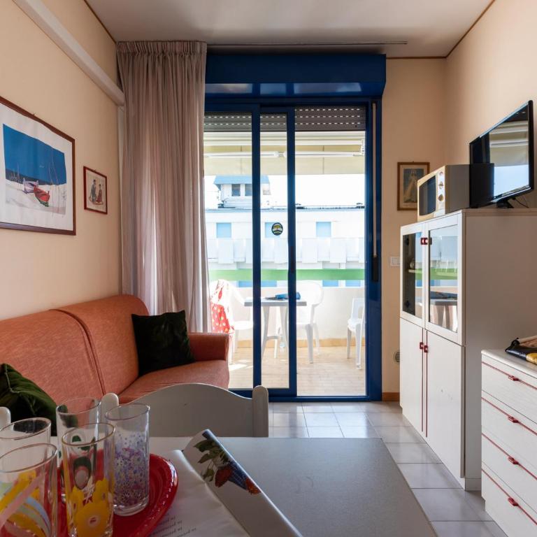 Cozy apartment with a balcony with sea side view - Apartment - 8