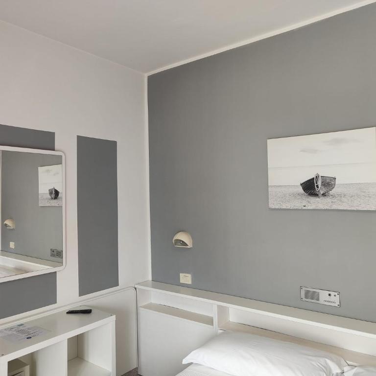Hotel Villa Lina ANGOLO VIALE DANTE - Double or Twin Room with Side Sea View - 4