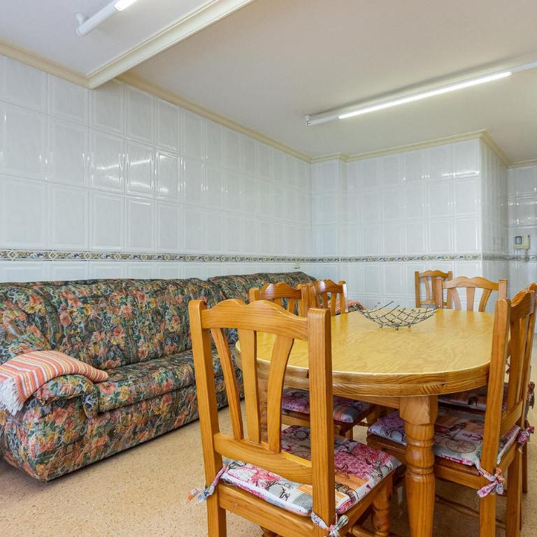 Amazing Apartment In Orihuela - Apartamento de 3 dormitorios - 4