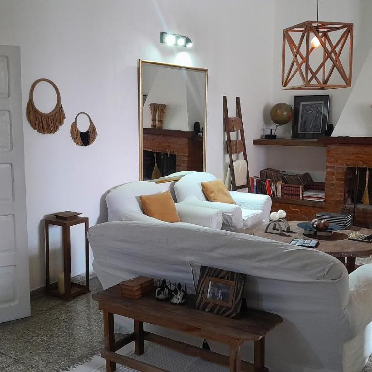 Casa amplia y confortable, totalmente amoblada, quincho con asador, excelente ubicación - Casa de 2 dormitorios - 3