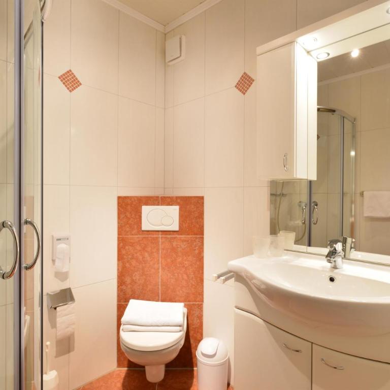 Adelsbergers Bergland - Doppelzimmer mit Dusche - 3