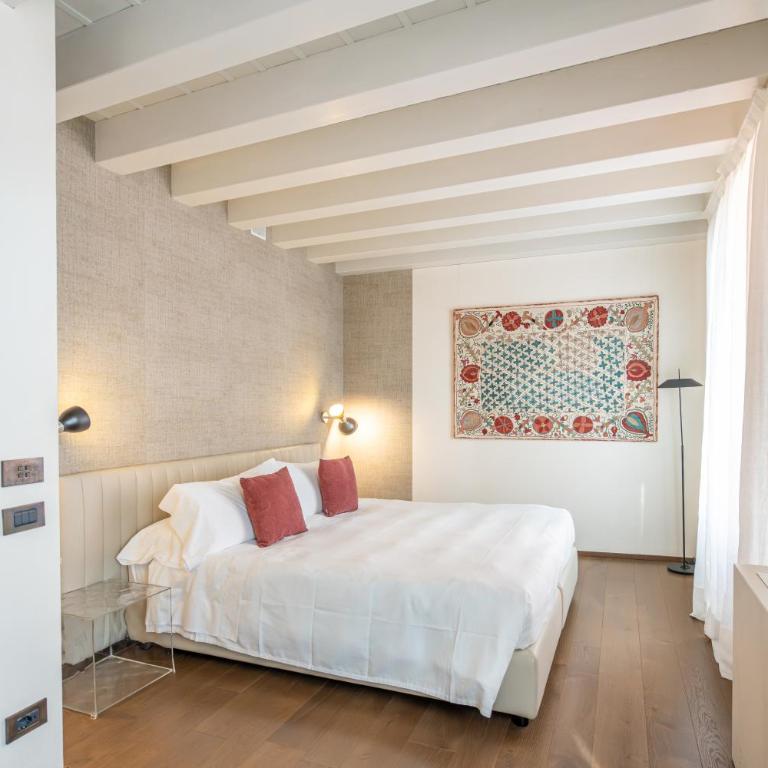 Palazzo Morosini Degli Spezieri - Lifestyle Apartments - Luxury Three-Bedroom Apartment with Balcony and Canal View - 7