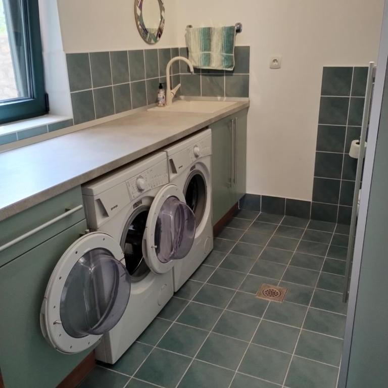 Monteview Duplex - Three-Bedroom House - 8