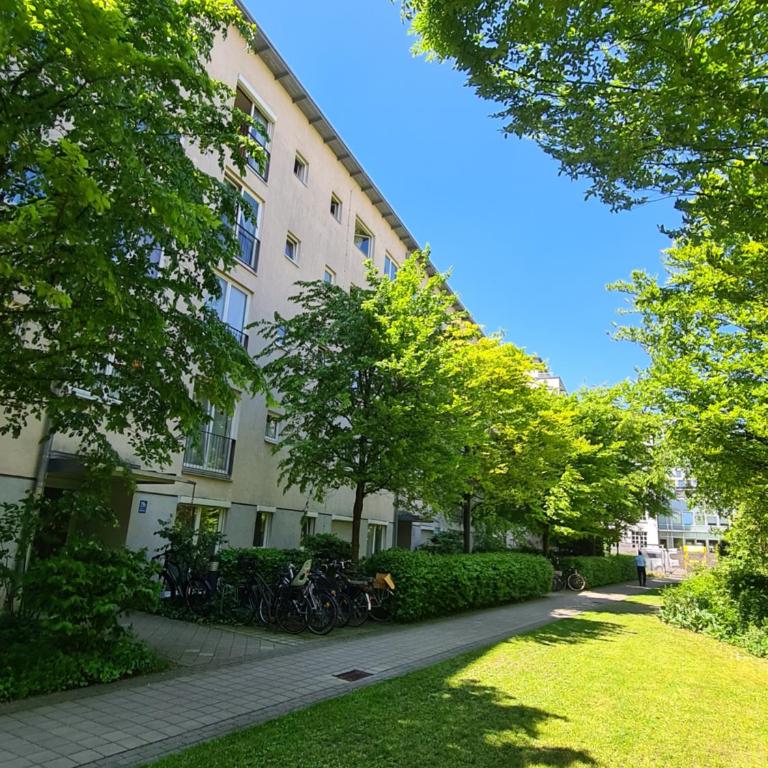 Rooftop Penthouse & Parking - up to 5 Pers - fast transit to Fair & Center - One-Bedroom Apartment - 17