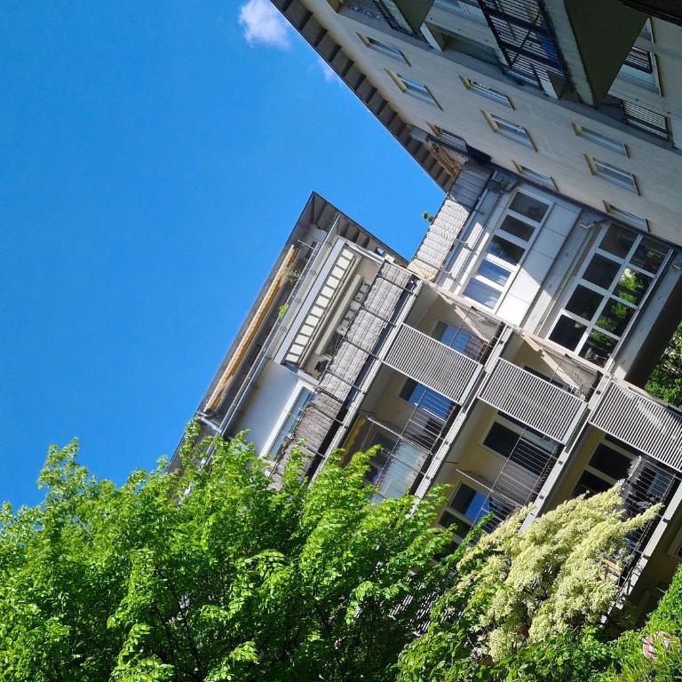 Rooftop Penthouse & Parking - up to 5 Pers - fast transit to Fair & Center - One-Bedroom Apartment - 18