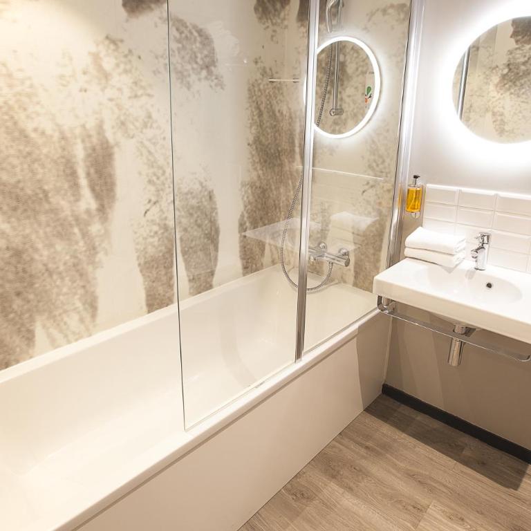 ibis Styles Paris 16 Boulogne - Suite Familiale Standard avec 1 Lit Double et 1 Canapé - 5