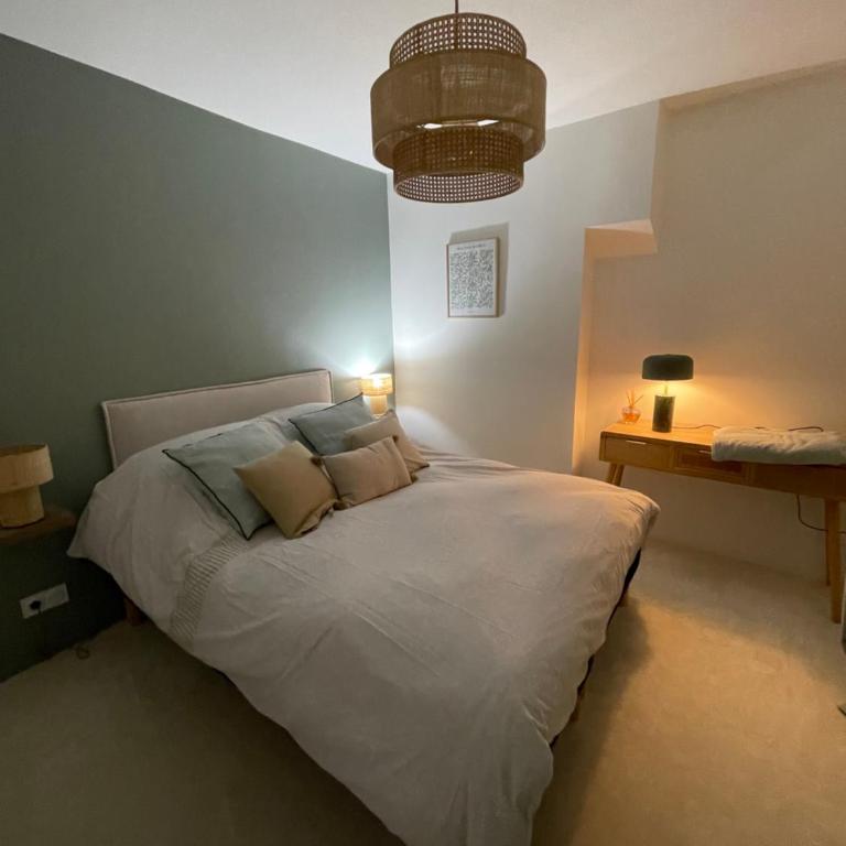 Chez Alexine - Two-Bedroom Apartment - 12