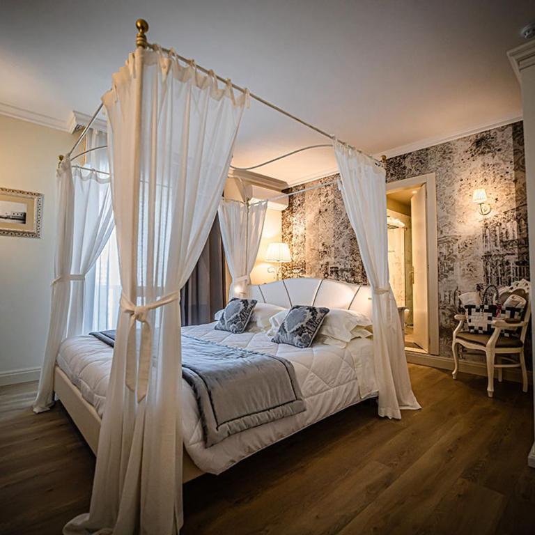 Hotel Ca' D'Oro Tre Stelle Superior Adults only - Camera Matrimoniale Deluxe con Letto a Baldacchino - 2