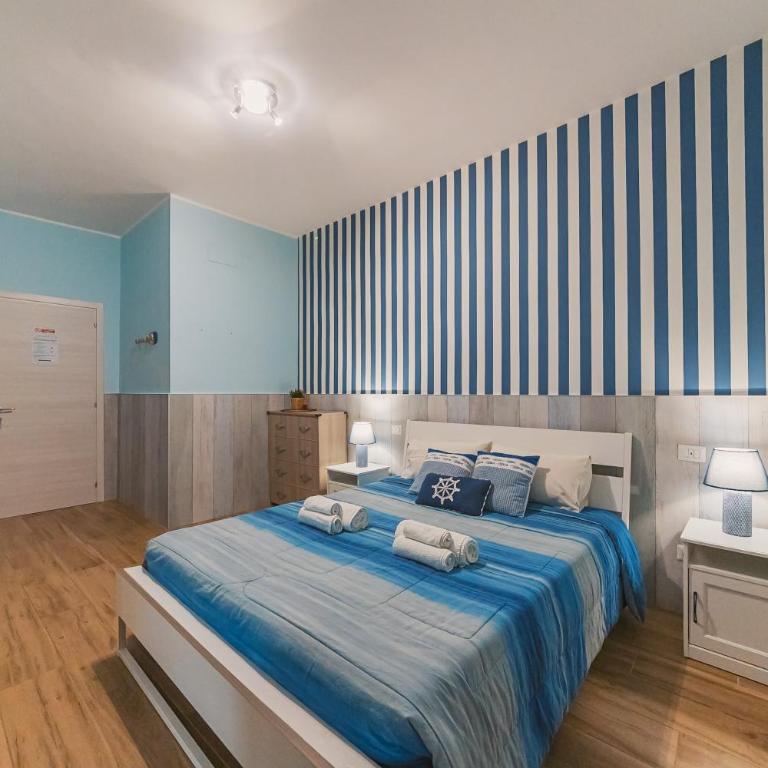 Apulia Rooms Bari - Deluxe Double Room with Balcony - 5