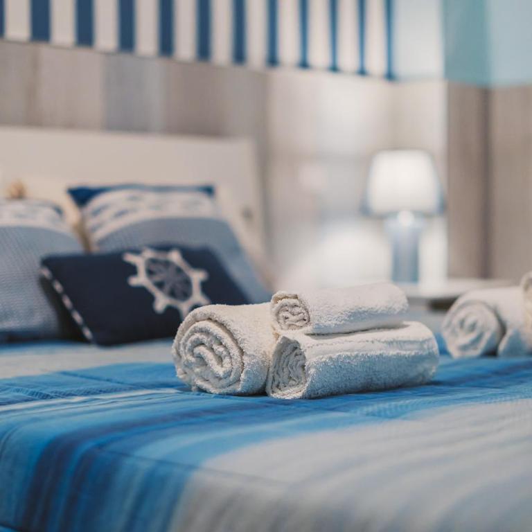 Apulia Rooms Bari - Deluxe Double Room with Balcony - 8
