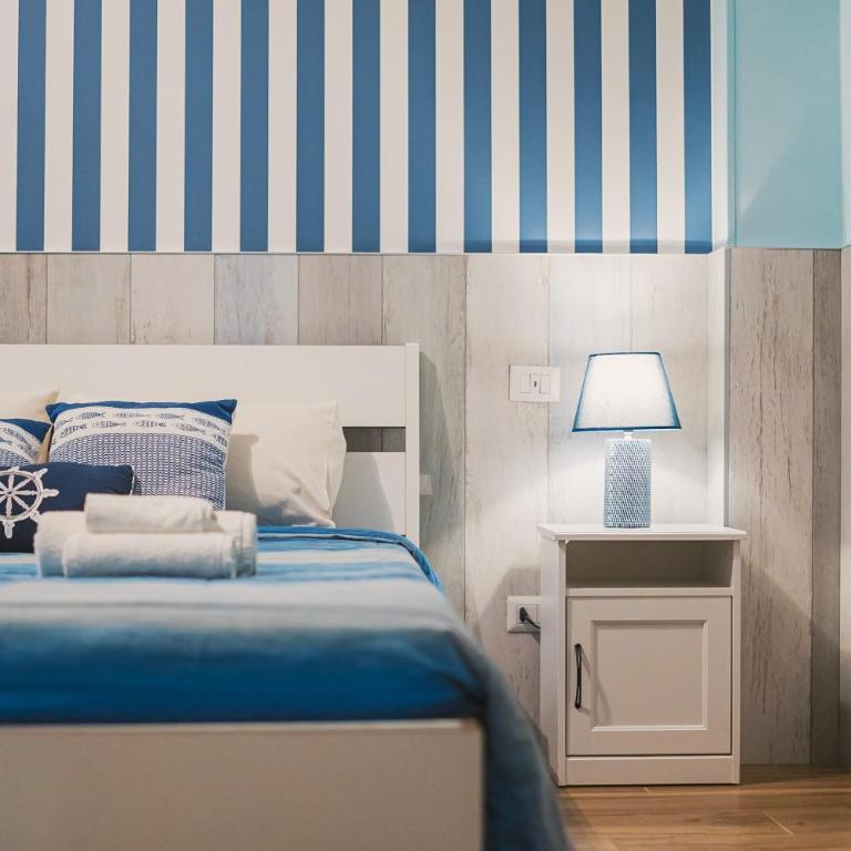 Apulia Rooms Bari - Deluxe Double Room with Balcony - 1